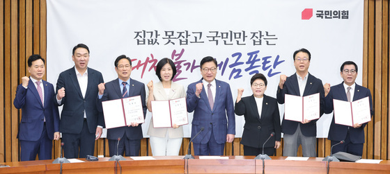 기념 촬영하는 정점식 원내대표