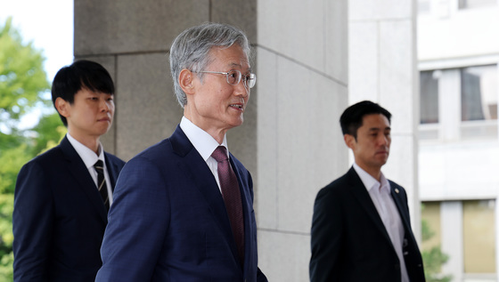 출근하는 조희대 대법원장
