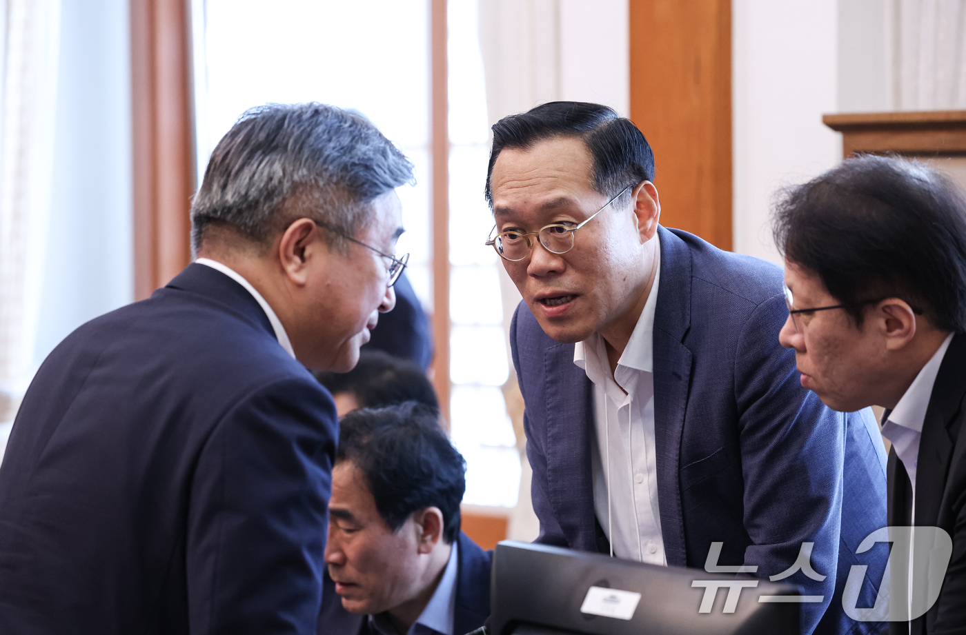 (서울=뉴스1) 허경 기자 = 윤호중 행정안전부 장관(왼쪽)과 한찬식 민정수석이 25일 청와대에서 열린 국무회의에서 대화를 하고 있다. 2026.8.25/뉴스1