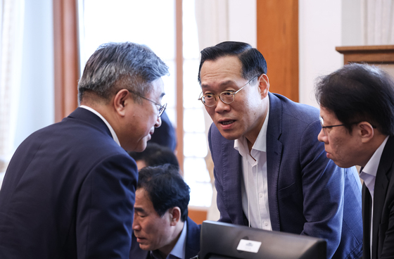 대화하는 윤호중 장관·한찬식 민정수석