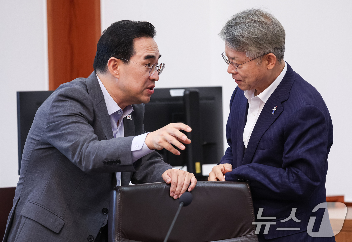 (서울=뉴스1) 허경 기자 = 박홍근 기획예산처 장관(왼쪽)과 민형배 전남광주통합특별시장이 25일 청와대에서 열린 국무회의에서 대화를 하고 있다. 2026.8.25/뉴스1