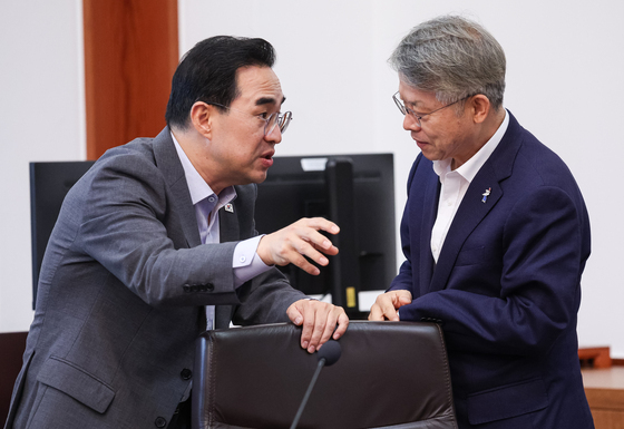 대화하는 박홍근 장관·민형배 장관