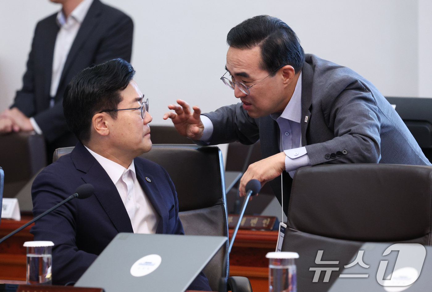 (서울=뉴스1) 허경 기자 = 박홍근 기획예산처 장관(오른쪽)과 박찬대 시도지사협의회장이 25일 청와대에서 열린 국무회의에서 대화를 하고 있다. 2026.8.25/뉴스1