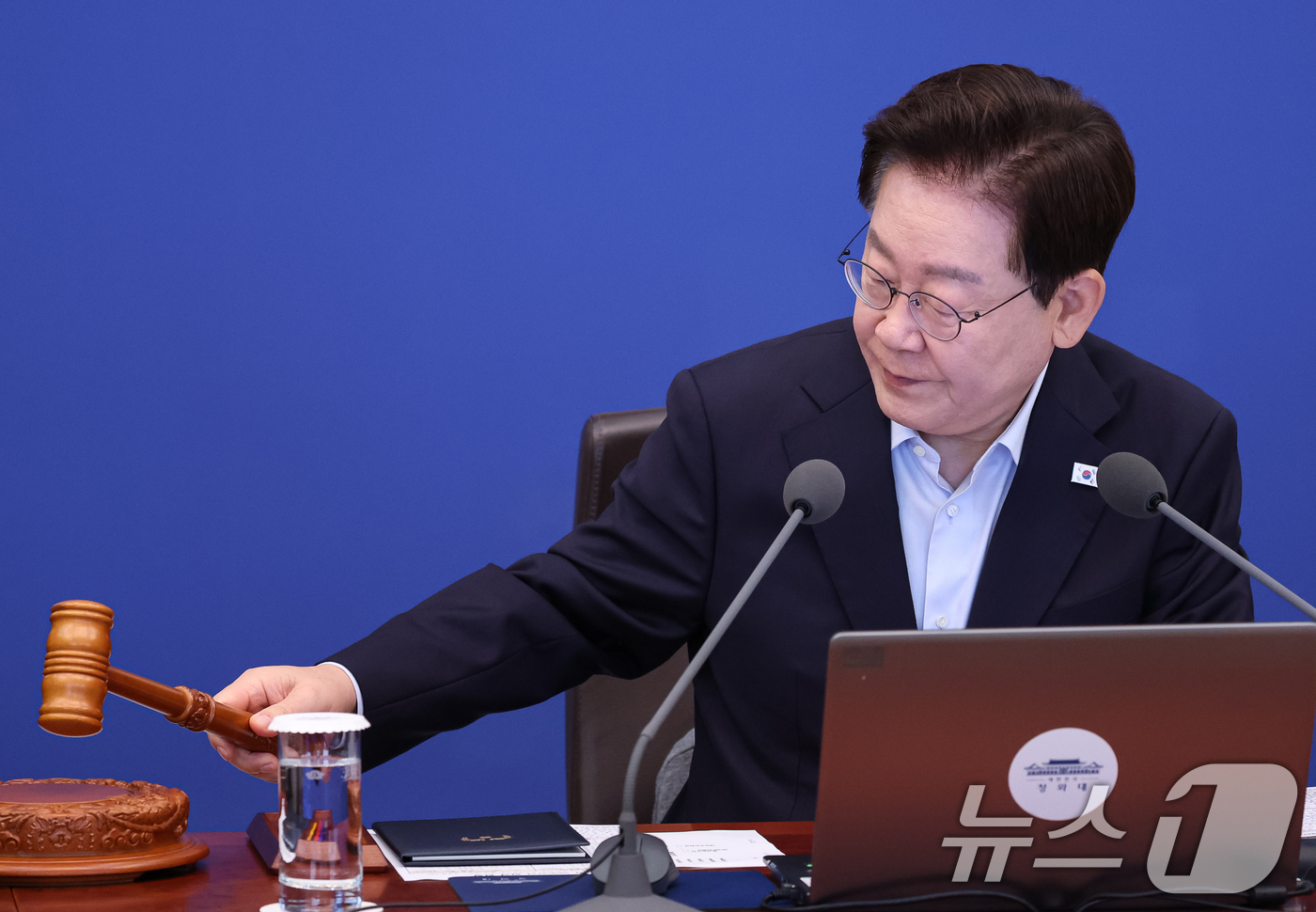(서울=뉴스1) 허경 기자 = 이재명 대통령이 25일 청와대에서 열린 국무회의에서 의사봉을 두드리고 있다. 2026.8.25/뉴스1