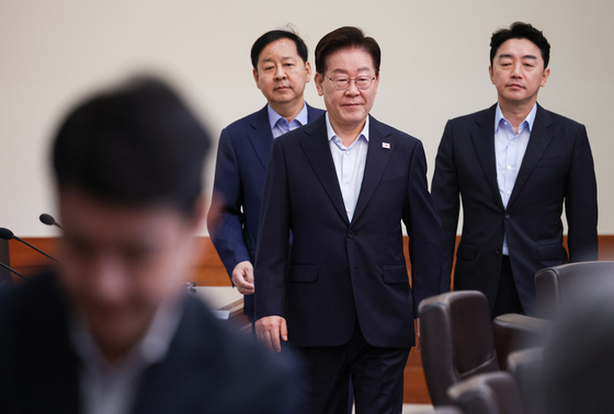 국무회의 입장하는 이재명 대통령