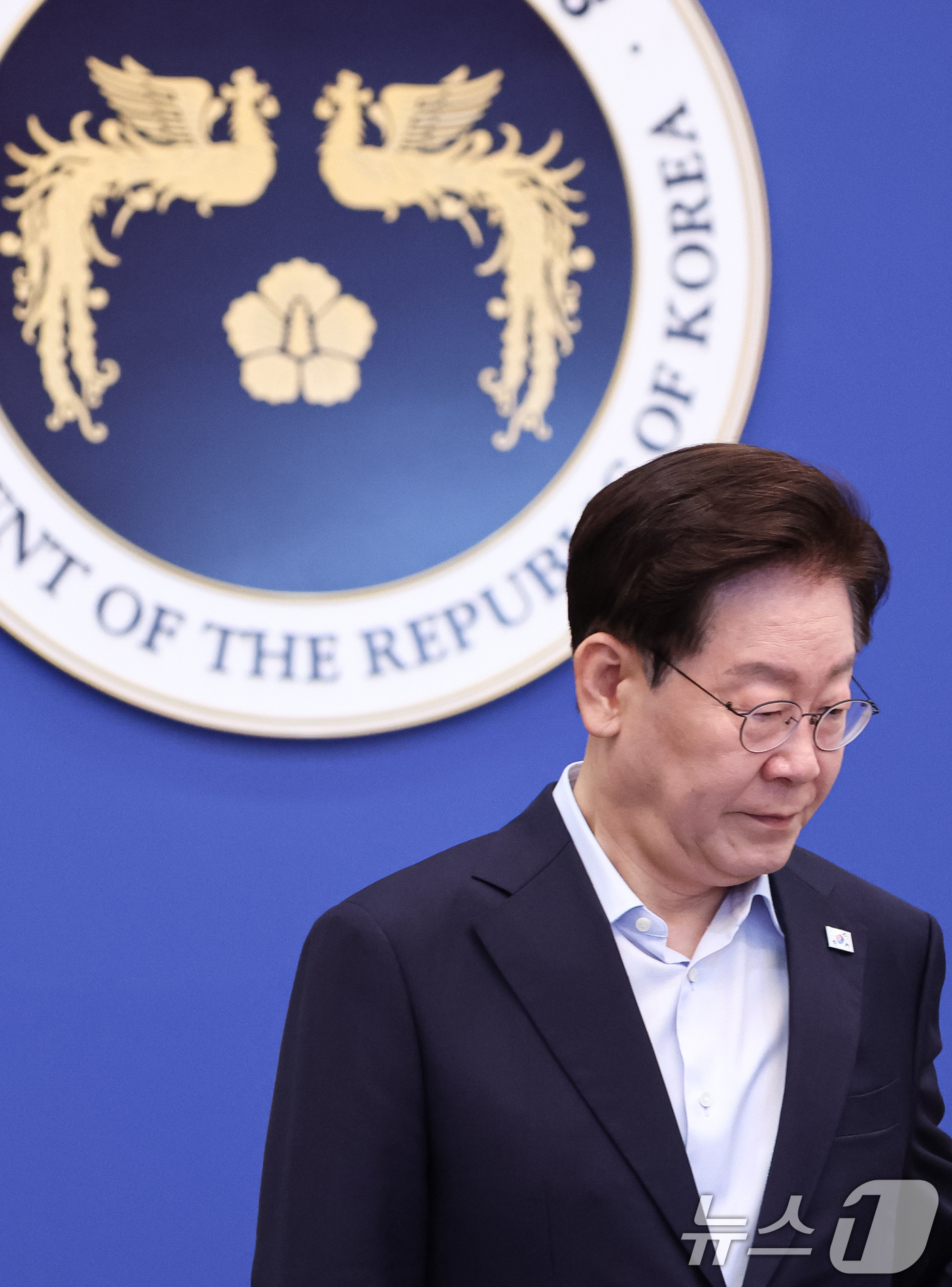 (서울=뉴스1) 허경 기자 = 이재명 대통령이 25일 청와대에서 열린 국무회의에서 국민의례를 마친 후 자리에 착석하고 있다. 2026.8.25/뉴스1