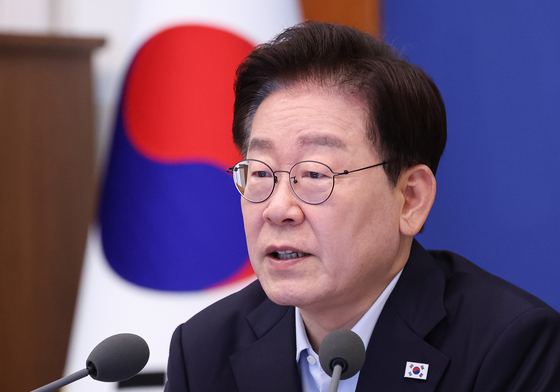 李 "눈앞의 재정수치 관리에 매몰되는 우 범할 때 아냐…생산적 분야 투입"