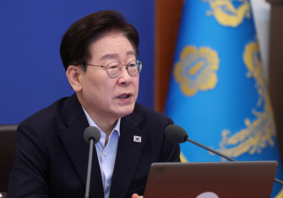 靑, 유시민에 "대통령 검찰개혁 의지 왜곡 유감…법적 대응 결정 안돼"