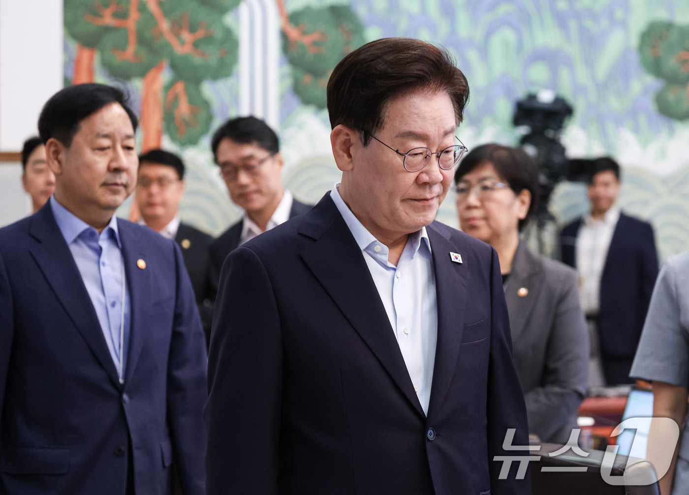 (서울=뉴스1) 허경 기자 = 이재명 대통령이 25일 청와대에서 열린 국무회의에 입장하고 있다. 2026.8.25/뉴스1