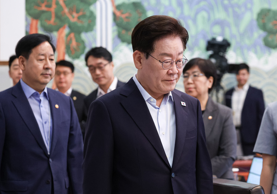국무회의 입장하는 이재명 대통령