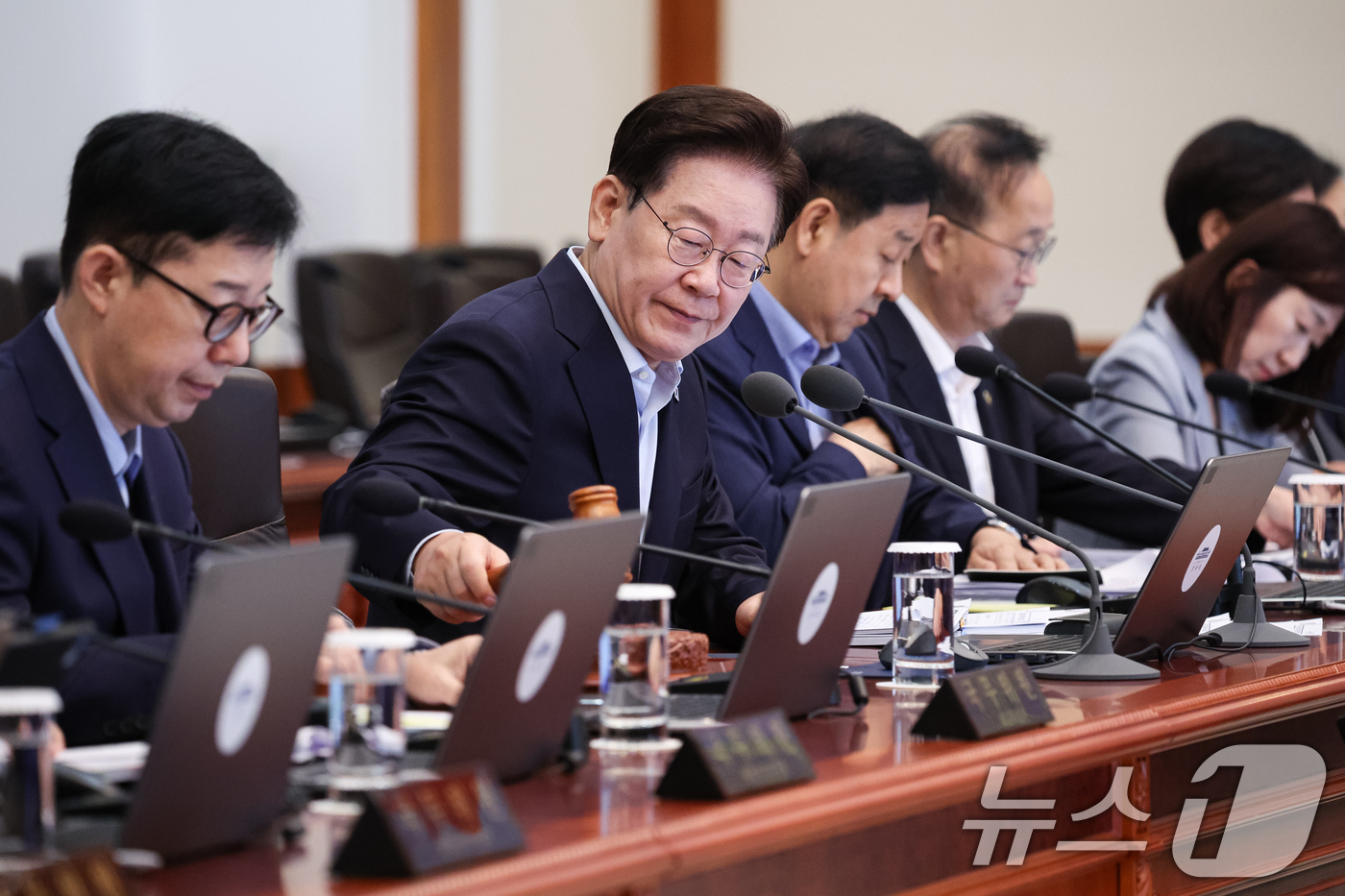 (서울=뉴스1) 허경 기자 = 이재명 대통령이 25일 청와대에서 열린 국무회의에서 의사봉을 두드리고 있다. 2026.8.25/뉴스1