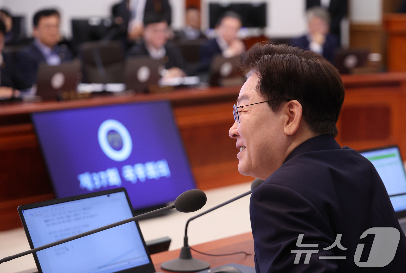(서울=뉴스1) 허경 기자 = 이재명 대통령이 25일 청와대에서 열린 국무회의에서 미소를 짓고 있다. 2026.8.25/뉴스1