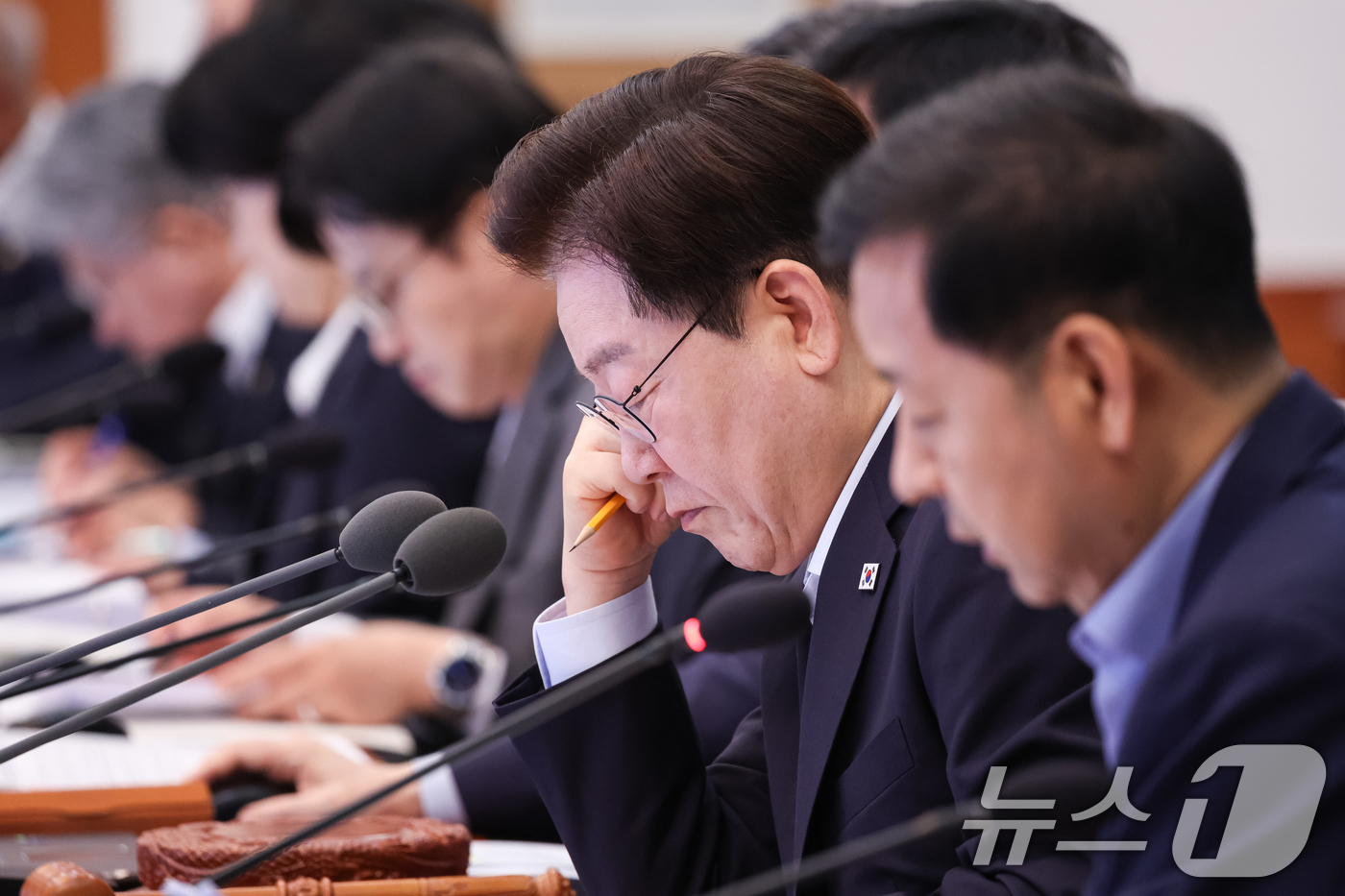 (서울=뉴스1) 허경 기자 = 이재명 대통령이 25일 청와대에서 열린 국무회의에서 자료를 살펴보고 있다. 2026.8.25/뉴스1