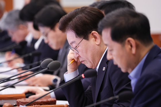 자료 살펴보는 이재명 대통령