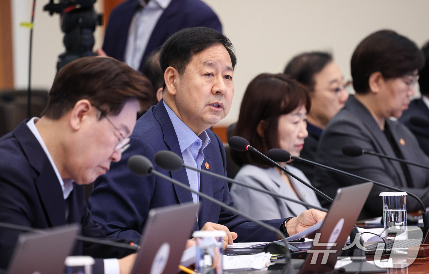 (서울=뉴스1) 허경 기자 = 구윤철 부총리 겸 재정경제부 장관이 25일 청와대에서 열린 국무회의에서 중동전쟁 관련 비상국정운영 및 대응현황을 보고하고 있다. 2026.8.25/뉴 …