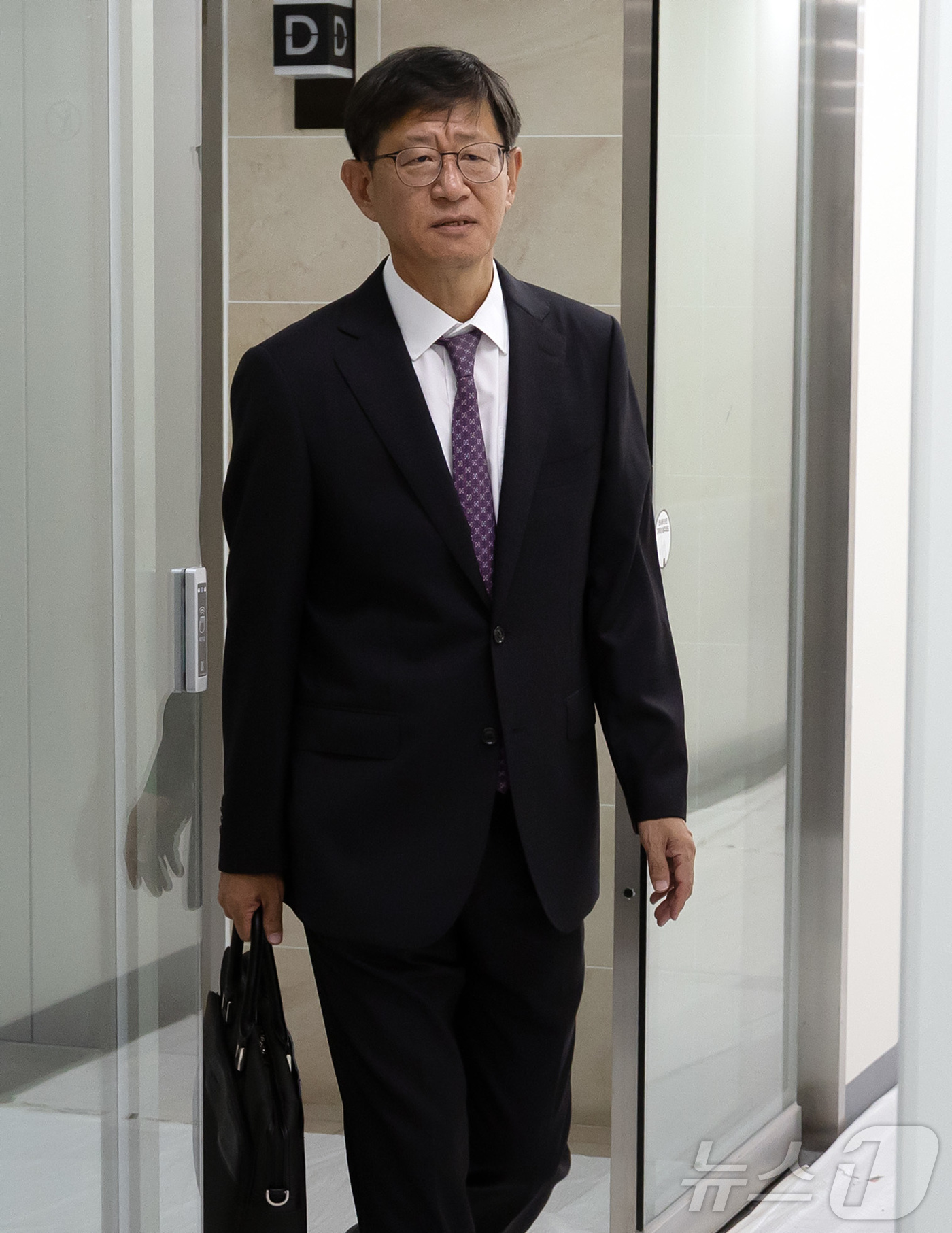 (서울=뉴스1) 김진환 기자 = 최길수 특별감찰관 후보자가 25일 오전 인사청문회 준비를 위해 서울 종로구 특별감찰관실로 출근하고 있다. 2026.8.25/뉴스1