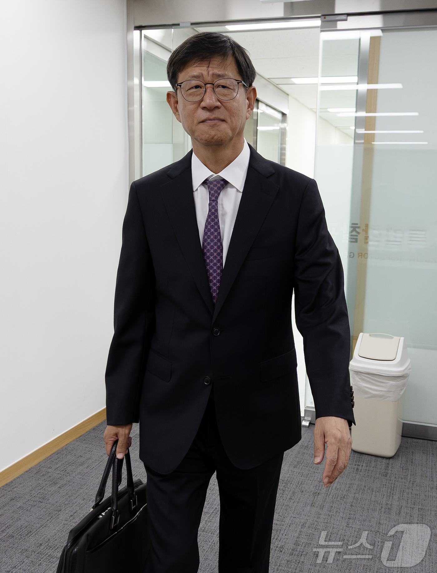 (서울=뉴스1) 김진환 기자 = 최길수 특별감찰관 후보자가 25일 오전 인사청문회 준비를 위해 서울 종로구 특별감찰관실로 출근하고 있다. 2026.8.25/뉴스1