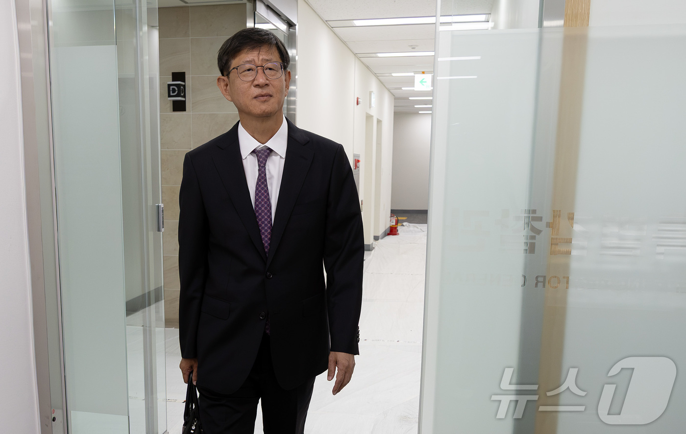 (서울=뉴스1) 김진환 기자 = 최길수 특별감찰관 후보자가 25일 오전 인사청문회 준비를 위해 서울 종로구 특별감찰관실로 출근하고 있다. 2026.8.25/뉴스1