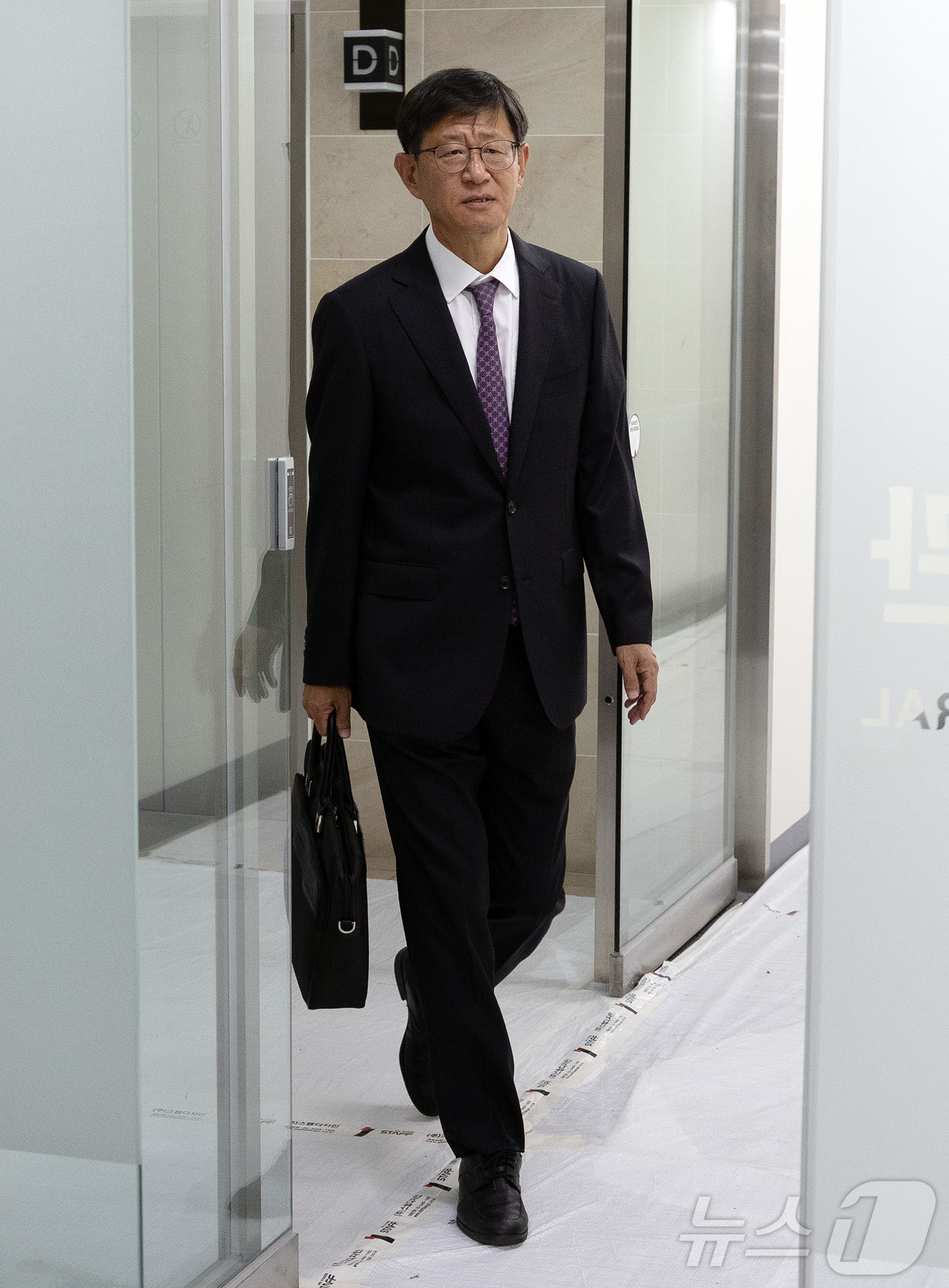 (서울=뉴스1) 김진환 기자 = 최길수 특별감찰관 후보자가 25일 오전 인사청문회 준비를 위해 서울 종로구 특별감찰관실로 출근하고 있다. 2026.8.25/뉴스1