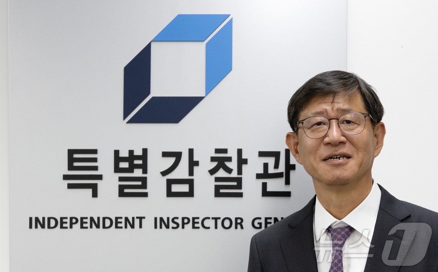 (서울=뉴스1) 김진환 기자 = 최길수 특별감찰관 후보자가 25일 오전 인사청문회 준비를 위해 서울 종로구 특별감찰관실로 출근하고 있다. 2026.8.25/뉴스1
