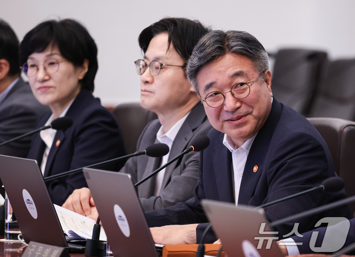 (서울=뉴스1) 허경 기자 = 윤호중 행정안전부 장관이 25일 청와대에서 열린 국무회의에서 AI민주정부 실현전략을 보고하고 있다. 2026.8.25/뉴스1