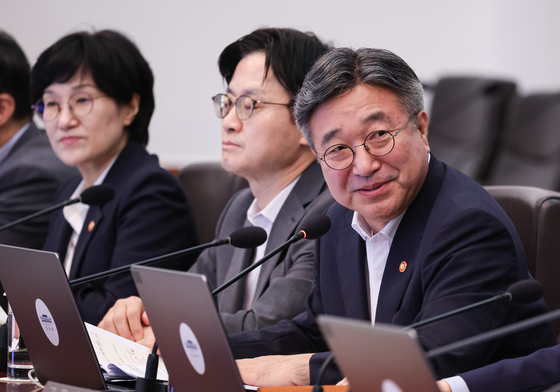 보고하는 윤호중 장관