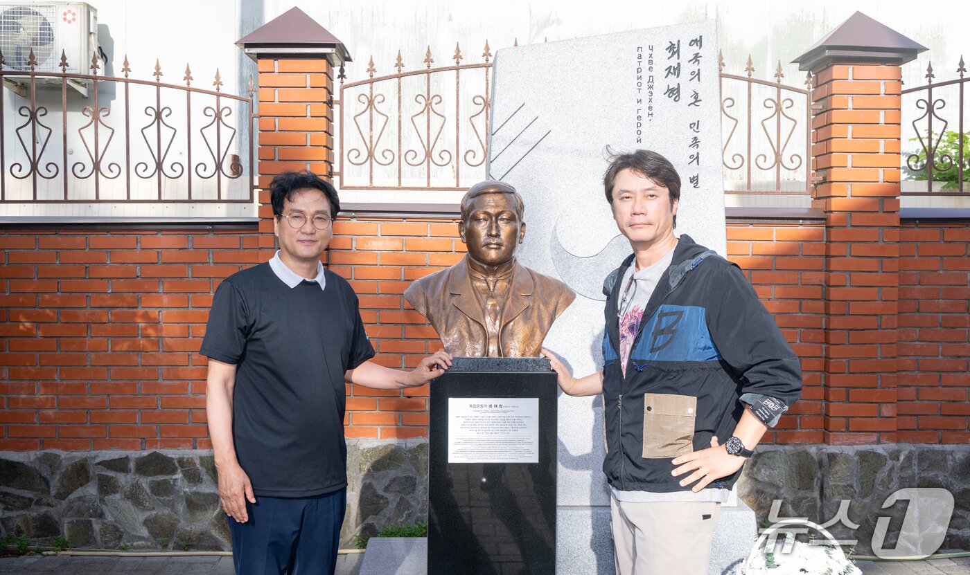 본문 이미지 -  안민석 경기교육감(왼쪽)과 황현필 역사바로잡기연구소장이 러시아 우수리스크 최재형 선생 옛집 터에 세워진 흉상 앞에서 기념촬영하고 있다. (황현필 소장 제공)
