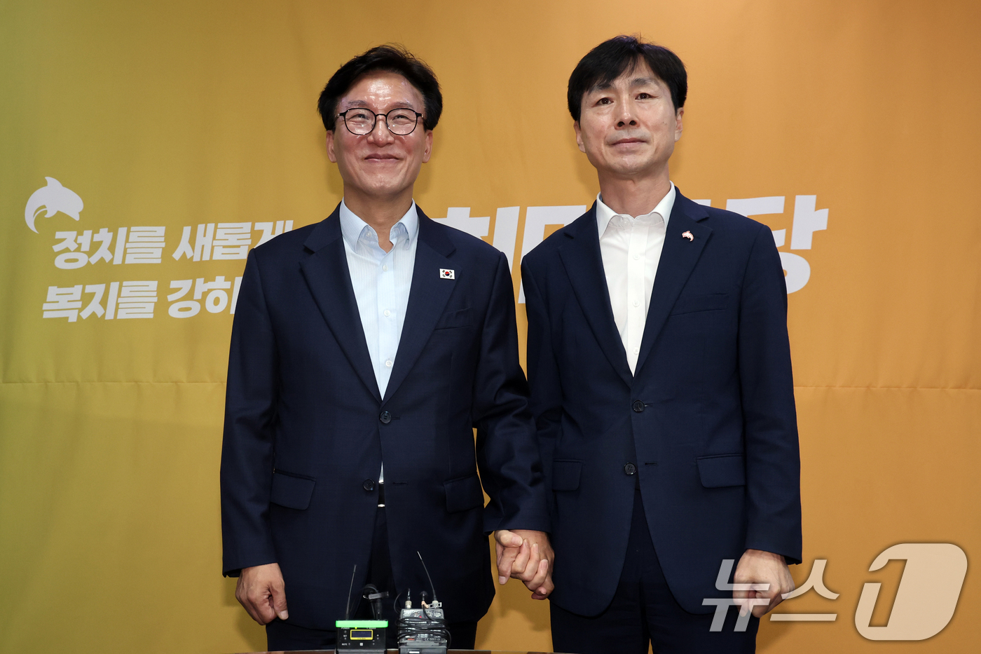 (서울=뉴스1) 황기선 기자 = 김민석 더불어민주당 대표가 25일 오전 서울 여의도 국회 의원회관에서 한창민 사회민주당 대표를 예방, 손을 맞잡고 있다. 2026.8.25/뉴스1