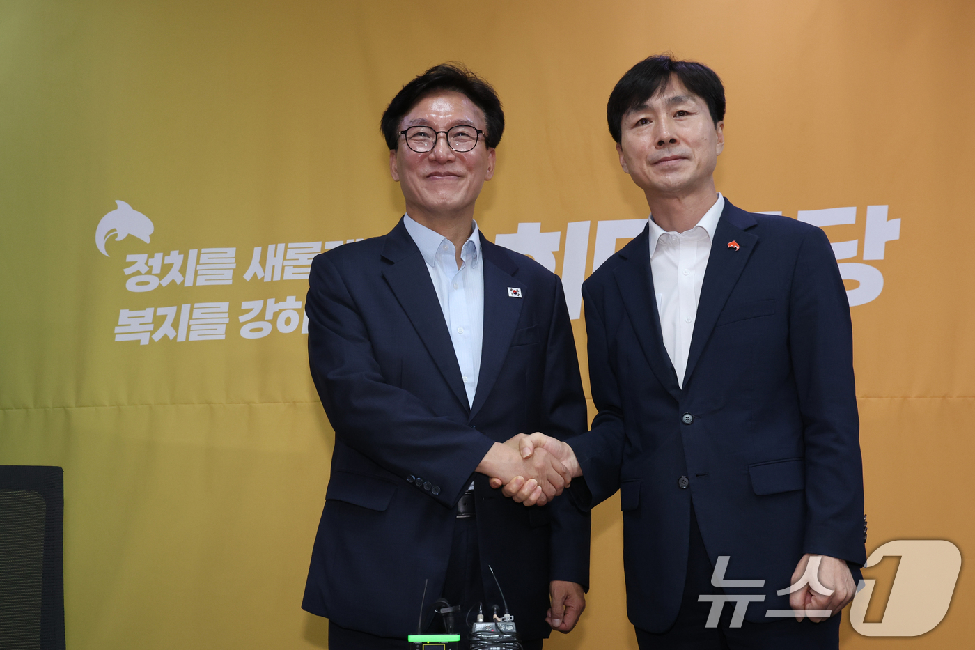 (서울=뉴스1) 황기선 기자 = 김민석 더불어민주당 대표가 25일 오전 서울 여의도 국회 의원회관에서 한창민 사회민주당 대표를 예방, 악수를 하고 있다.  2026.8.25/뉴스1 …