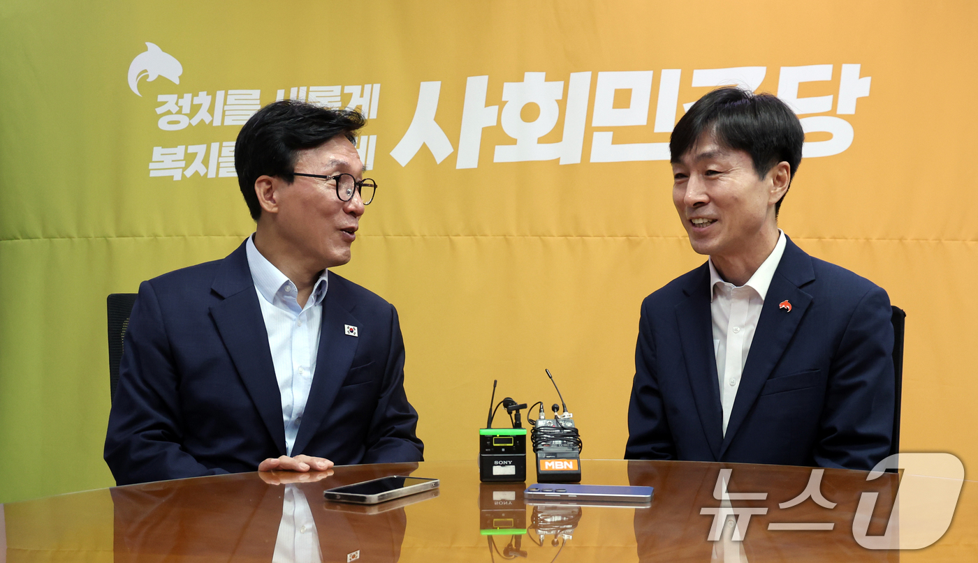 (서울=뉴스1) 황기선 기자 = 김민석 더불어민주당 대표가 25일 오전 서울 여의도 국회 의원회관에서 한창민 사회민주당 대표를 예방, 대화를 나누고 있다.  2026.8.25/뉴스 …