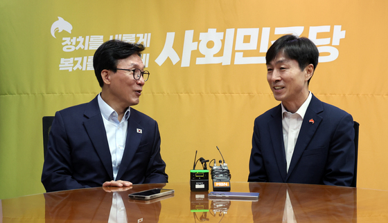 대화 나누는 김민석·한창민