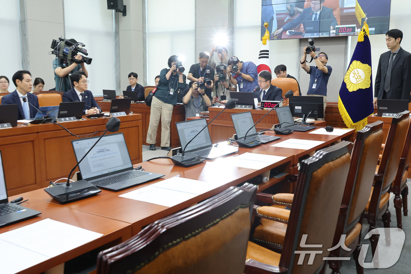 (서울=뉴스1) 신웅수 기자 = 한병도 위원장이 25일 서울 여의도 국회에서 열린 국회운영위원회 전체회의에서 이진숙 국민의힘 의원에 대한 제명 촉구 결의안을 가결시키고 있다. 20 …