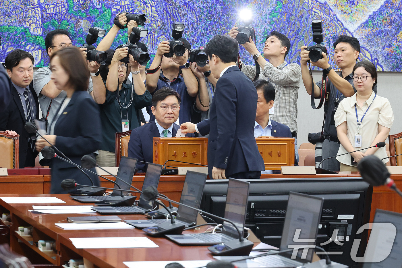(서울=뉴스1) 신웅수 기자 = 25일 서울 여의도 국회에서 열린 국회운영위원회 전체회의에서 위원들이 이진숙 국민의힘 의원에 대한 제명 촉구 결의안에 대해 투표하고 있다. 2026 …