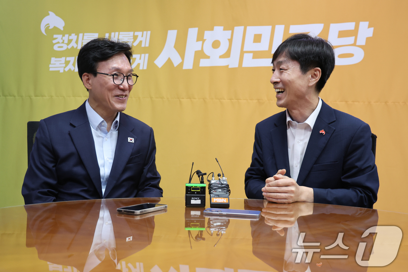 (서울=뉴스1) 황기선 기자 = 김민석 더불어민주당 대표가 25일 오전 서울 여의도 국회 의원회관에서 한창민 사회민주당 대표를 예방, 대화를 나누고 있다.  2026.8.25/뉴스 …