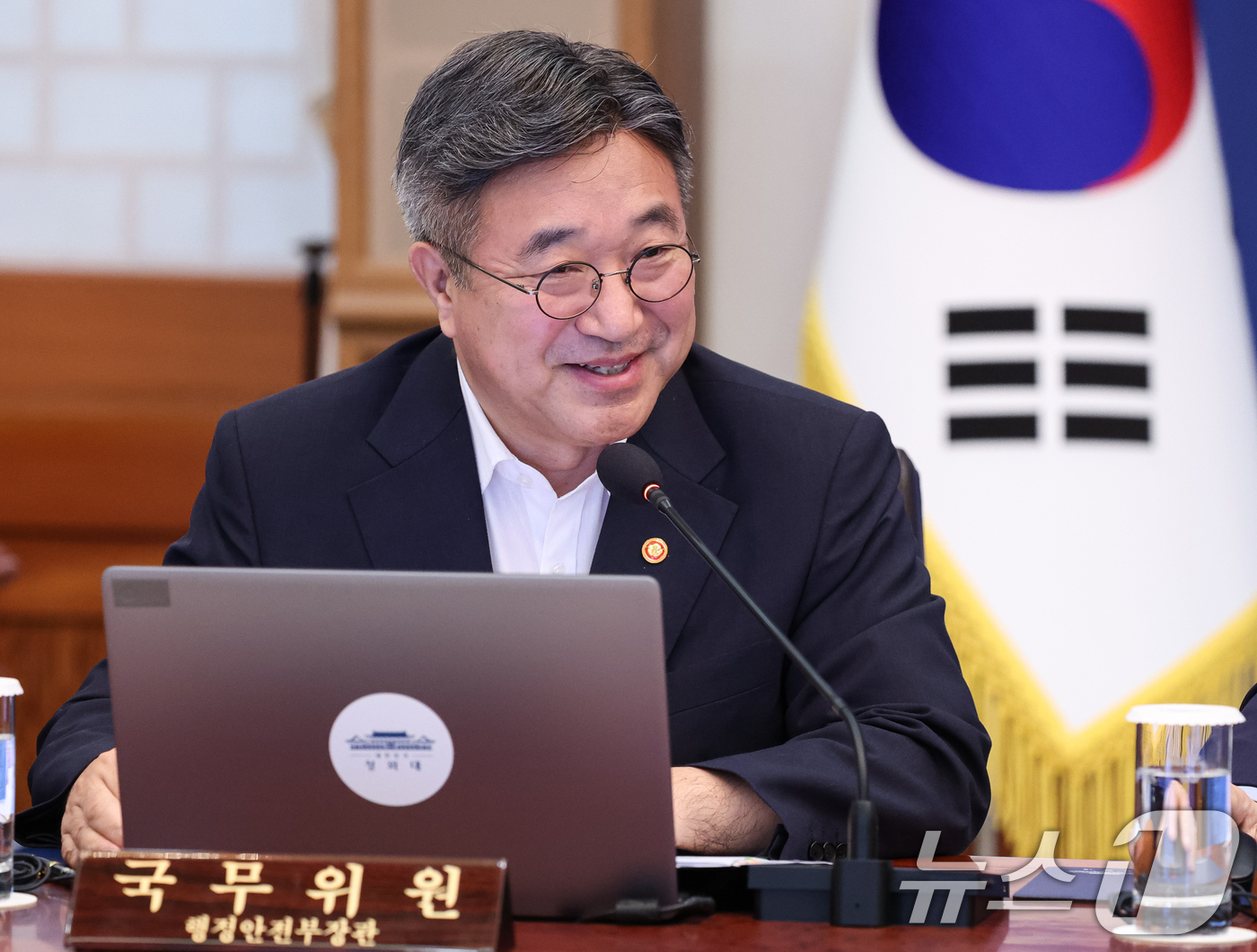 (서울=뉴스1) 허경 기자 = 윤호중 행정안전부 장관이 25일 청와대에서 열린 국무회의에서 AI민주정부 실현전략을 보고하고 있다. 2026.8.25/뉴스1