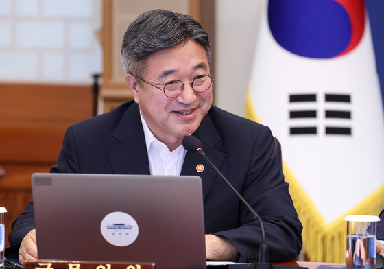 보고하는 윤호중 장관