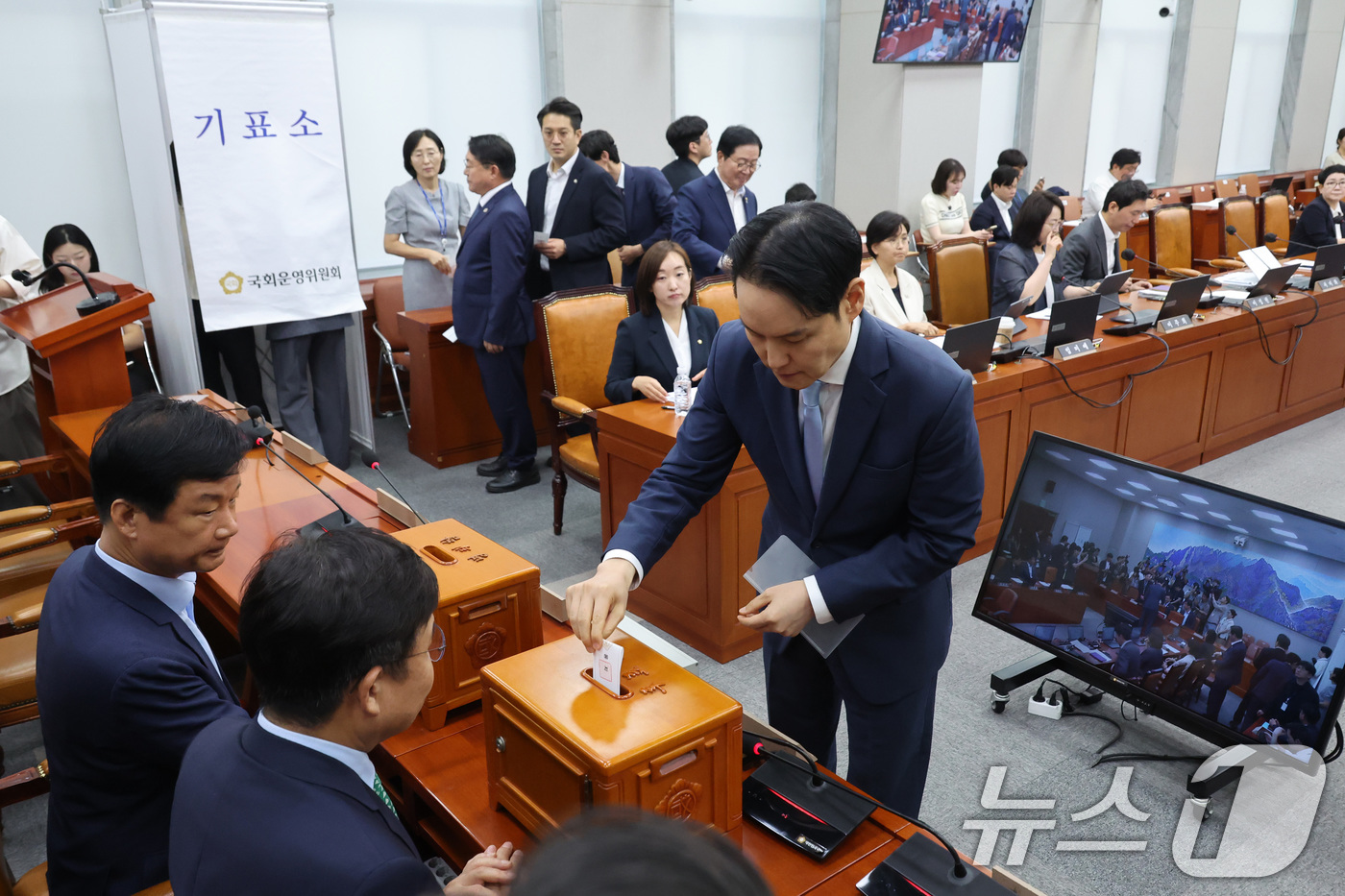 (서울=뉴스1) 신웅수 기자 = 25일 서울 여의도 국회에서 열린 국회운영위원회 전체회의에서 위원들이 이진숙 국민의힘 의원에 대한 제명 촉구 결의안에 대해 투표하고 있다. 2026 …