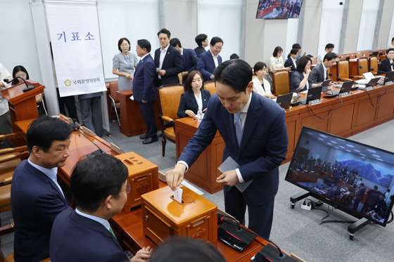 이진숙 제명 촉구 결의안 투표하는 국회운영위원회