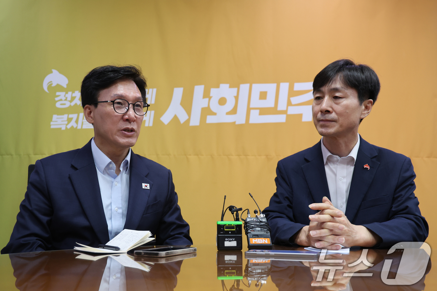 (서울=뉴스1) 황기선 기자 = 김민석 더불어민주당 대표가 25일 오전 서울 여의도 국회 의원회관에서 한창민 사회민주당 대표를 예방, 인사말을 하고 있다.  2026.8.25/뉴스 …