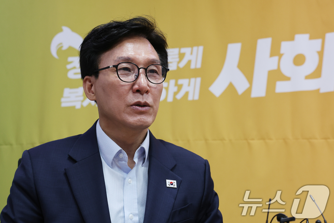 (서울=뉴스1) 황기선 기자 = 김민석 더불어민주당 대표가 25일 오전 서울 여의도 국회 의원회관에서 한창민 사회민주당 대표를 예방, 인사말을 하고 있다.  2026.8.25/뉴스 …