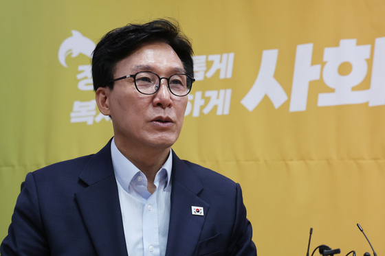 사회민주당 예방해 인사말 하는 김민석 대표