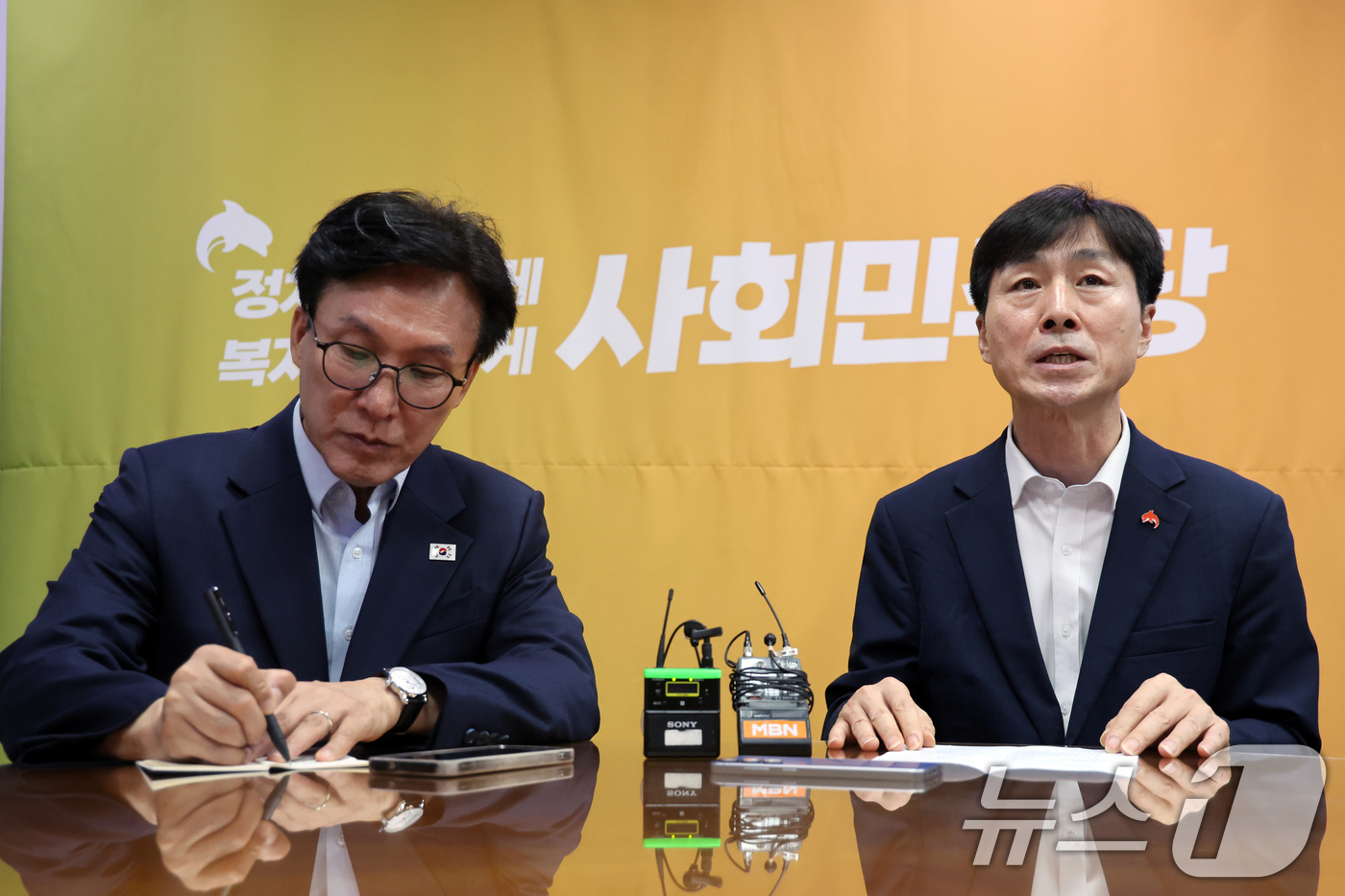(서울=뉴스1) 황기선 기자 = 한창민 사회민주당 대표가 25일 오전 서울 여의도 국회 의원회관에서 김민석 더불어민주당 대표를 접견, 인사말을 하고 있다.  2026.8.25/뉴스 …
