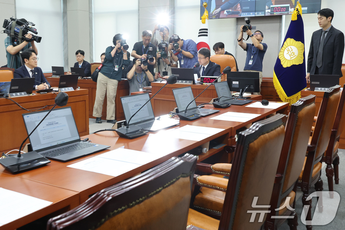 (서울=뉴스1) 신웅수 기자 = 한병도 위원장이 25일 서울 여의도 국회에서 열린 국회운영위원회 전체회의에서 이진숙 국민의힘 의원에 대한 제명 촉구 결의안을 가결시키고 있다. 20 …