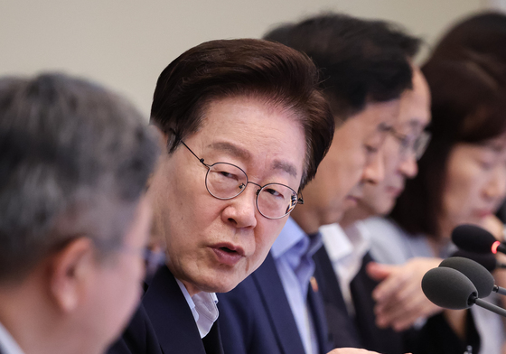 윤호중 장관에게 질문하는 이재명 대통령
