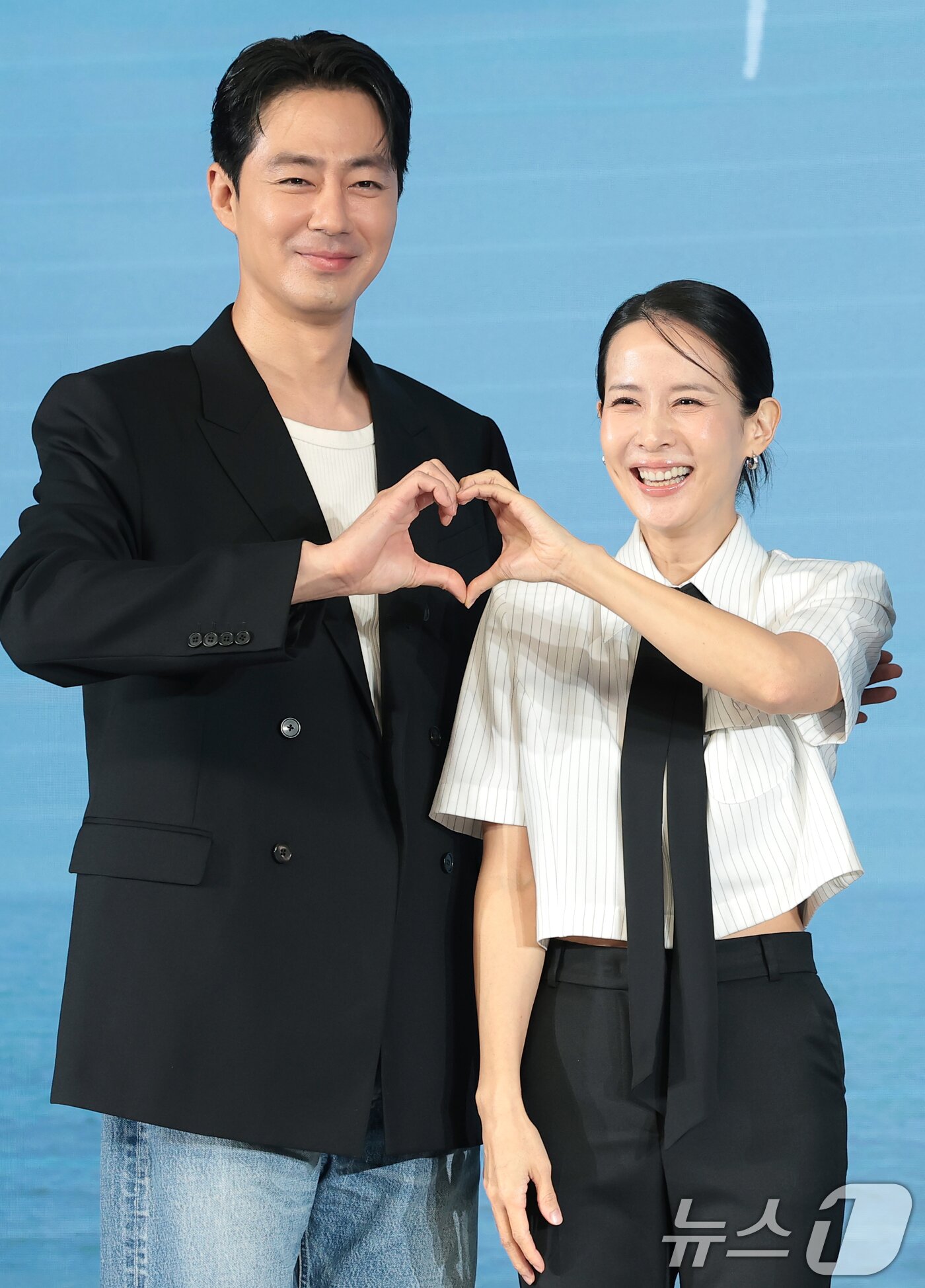 본문 이미지 - 배우 조인성과 조여정(오른쪽)이 25일 서울 마포구 호텔 나루 서울 엠갤러리에서 열린 넷플릭스 영화 ‘가능한 사랑’(감독 이창동) 제작보고회에 참석해 포즈를 취하고 있다. ‘가능한 사랑’은 해고 노동자와 그의 아내 그리고 다큐멘터리 감독과 그녀의 남편, 두 부부가 다큐멘터리 제작을 위해 만나 서로 다른 삶과 숨은 욕망을 마주하는 이야기를 그린 작품이다. 2026.8.25 ⓒ 뉴스1 권현진 기자