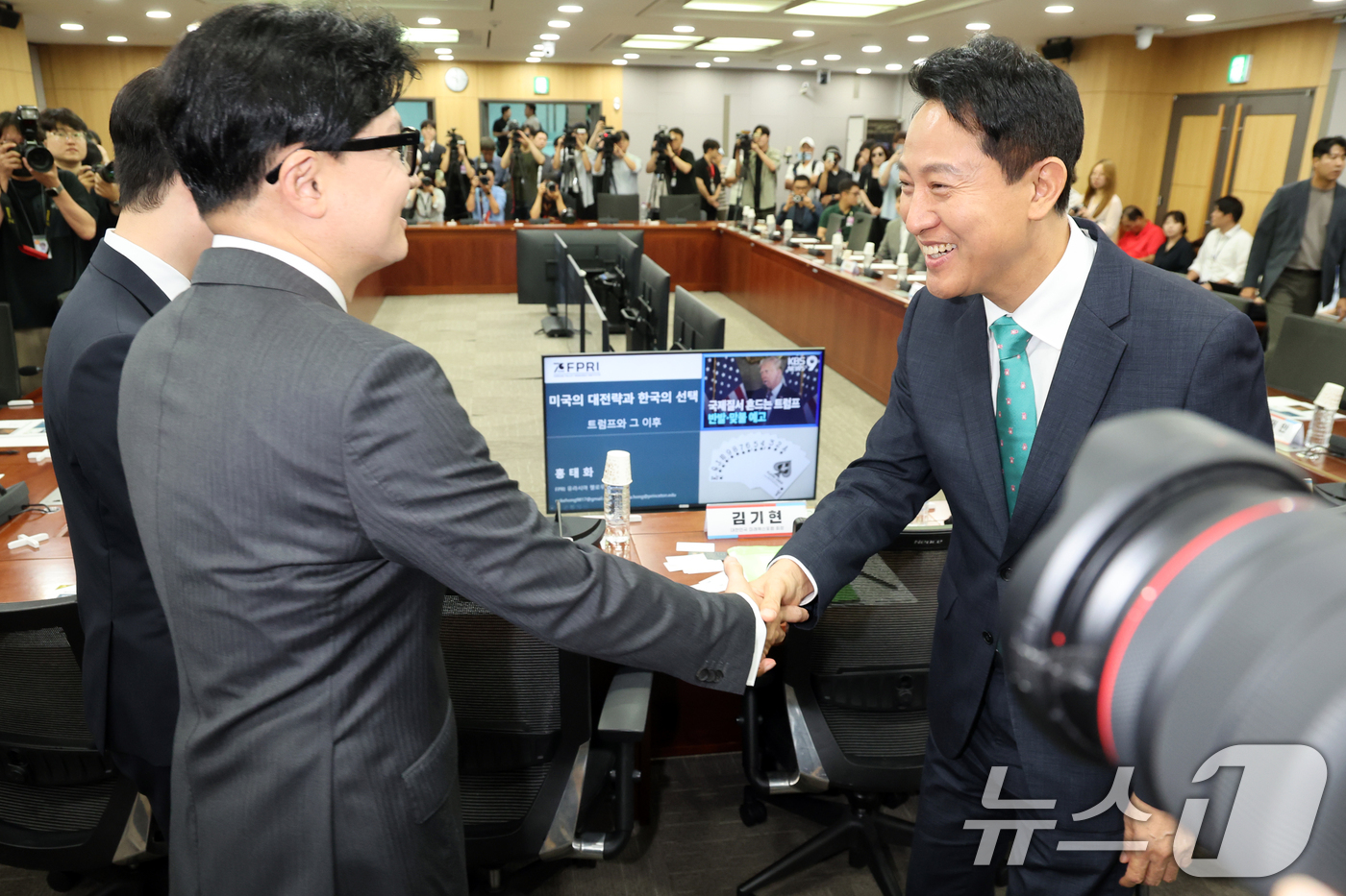 (서울=뉴스1) 황기선 기자 = 오세훈 서울시장과 한동훈 무소속 의원이 25일 오전 서울 국회 의원회관에서 열린 제10차 대한민국 미래혁신포럼 세미나 '미국의 大전략과 한국의 선택 …