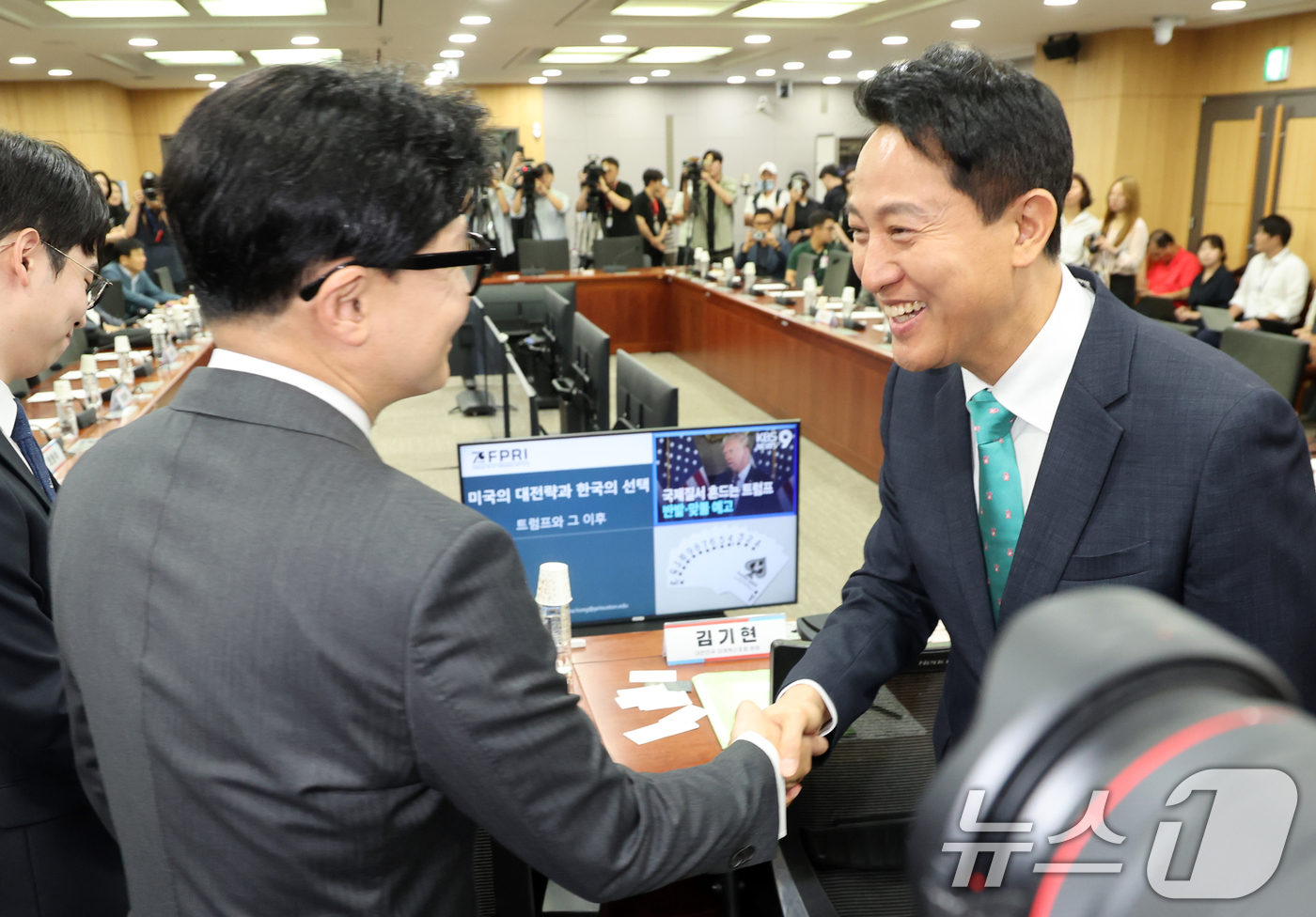 (서울=뉴스1) 황기선 기자 = 오세훈 서울시장과 한동훈 무소속 의원이 25일 오전 서울 국회 의원회관에서 열린 제10차 대한민국 미래혁신포럼 세미나 '미국의 大전략과 한국의 선택 …