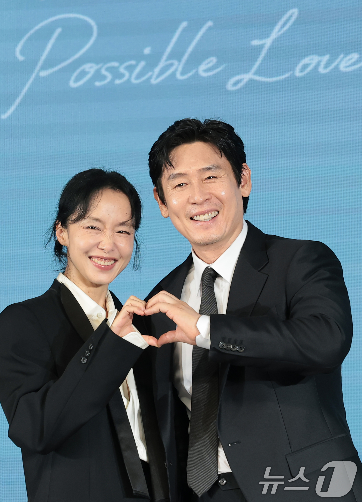 (서울=뉴스1) 권현진 기자 = 배우 전도연과 설경구(오른쪽)가 25일 서울 마포구 호텔 나루 서울 엠갤러리에서 열린 넷플릭스 영화 ‘가능한 사랑’(감독 이창동) 제작보고회에 참석 …
