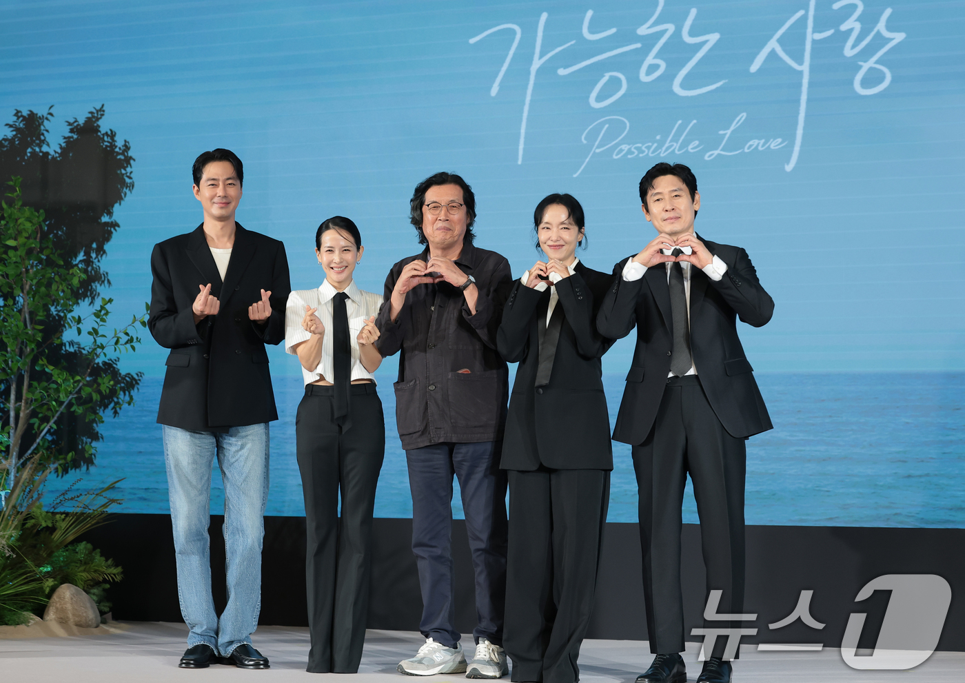 (서울=뉴스1) 권현진 기자 = 배우 조인성(왼쪽부터)과 조여정, 이창동 감독, 전도연, 설경구가 25일 서울 마포구 호텔 나루 서울 엠갤러리에서 열린 넷플릭스 영화 ‘가능한 사랑 …