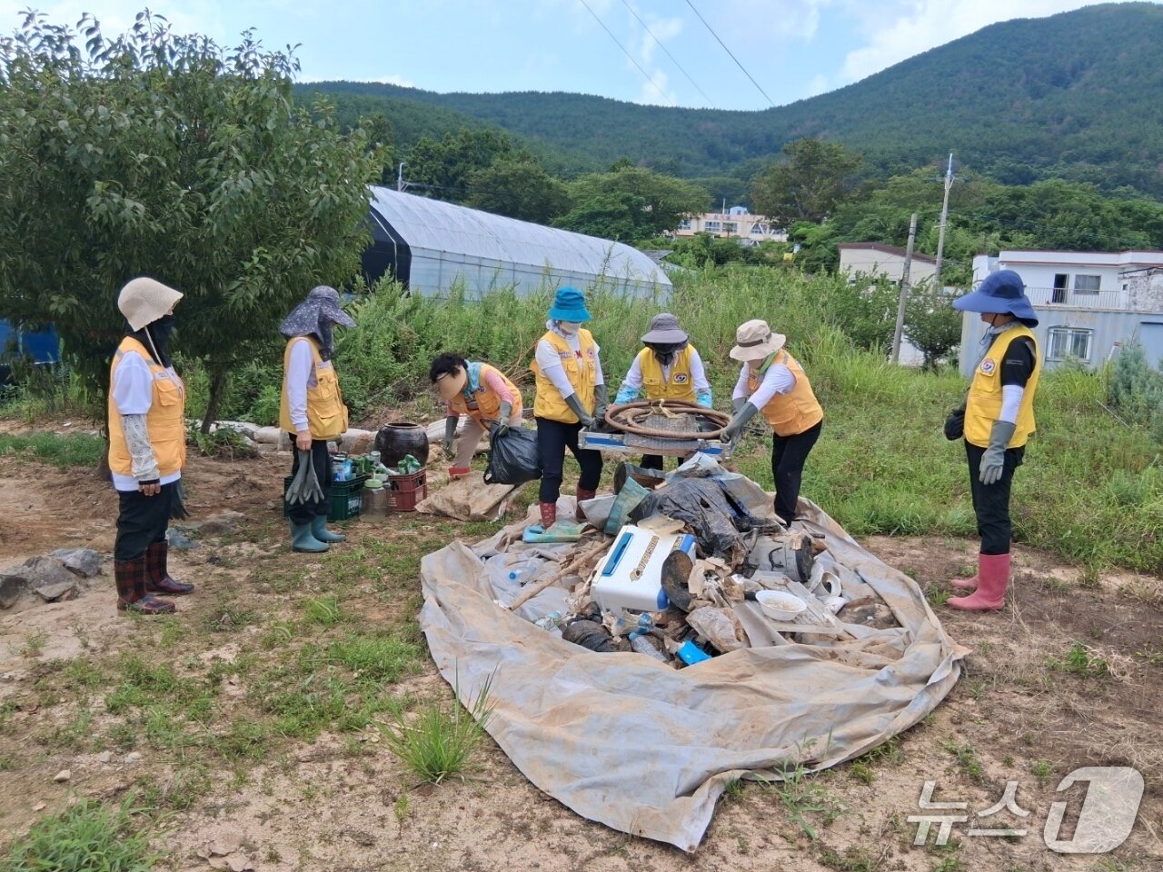 본문 이미지 - 경남 고성군자원봉사단체협의회와 대한적십자봉사회 고성군지구가 거제 둔덕면 일원에서 복구 활동을 펼치고 있다.(고성군 제공. 재판매 및 DB금지)